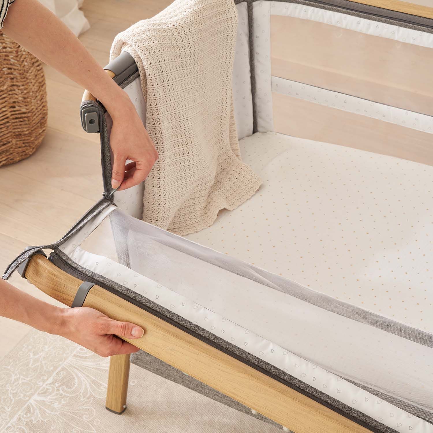Кровать-трансформер приставная Tutti Bambini CoZee XL 120*60 см Oak/Charcoal 211209/3590 + Колеса